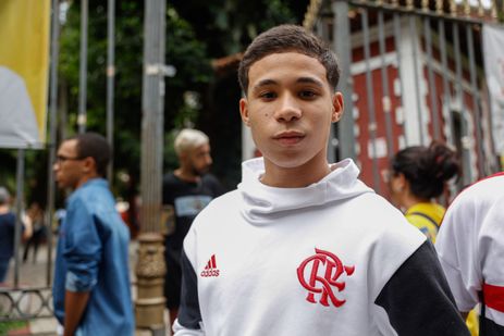 Rio de Janeiro(RJ), 10/11/2024 - O estudante Vinicius Augusto sai do local de prova. Primeiros estudantes deixam o local de prova no segundo dia do Exame Nacional do Ensino Médio (Enem) 2024, na universidade UNINASSAU, no Flamengo, zona sul da cidade.  Foto: Tânia Rêgo/Agência Brasil