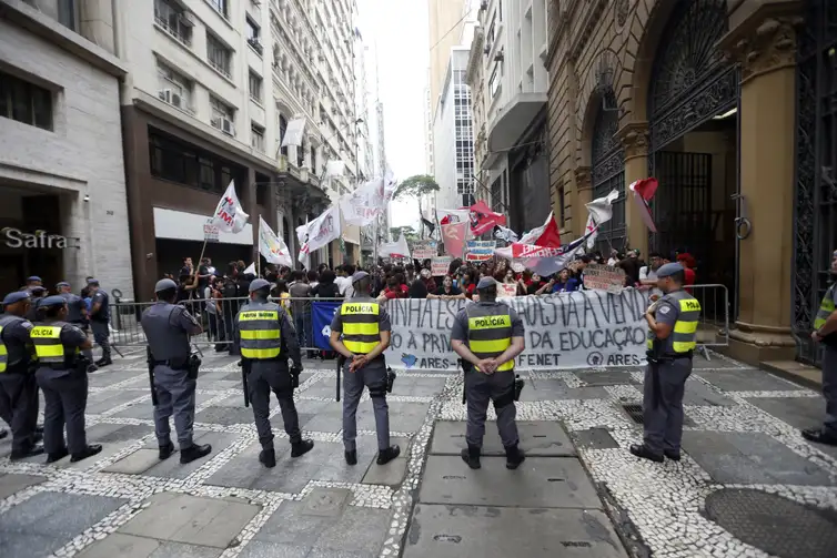 São Paulo (SP), 29/10/2023 - Polícia Militar e GCM de São Paulo fazem segurança do lado de fora do prédio durante o Leilão da Parceria Público-Privada (PPP) de Novas Escolas – Lote Oeste, na sede da B3 – a bolsa de valores do Brasil.
 São 33 novas escolas estaduais, em parceira PPPs, edital prevê privatização de serviços não-pedagógicos de 33 novas escolas de ensino de nível médio e fundamental II. Foto: Paulo Pinto/Agencia Brasil