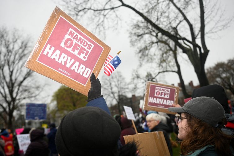 Manifestantes se reúnem em um protesto organizado  pedindo à liderança de Harvard que resista à interferência do governo federal na universidade em Cambridge, Massachusetts, EUA
12/04/2025
REUTERS/Nicholas Pfosi
