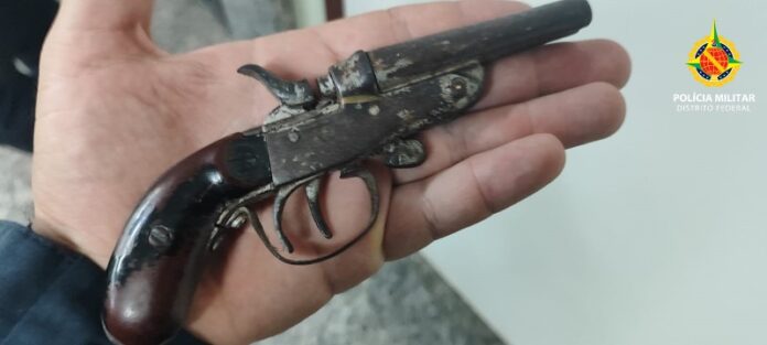PMDF apreende arma de fogo e detém suspeito por ameaça em caso de violência doméstica no Mangueiral