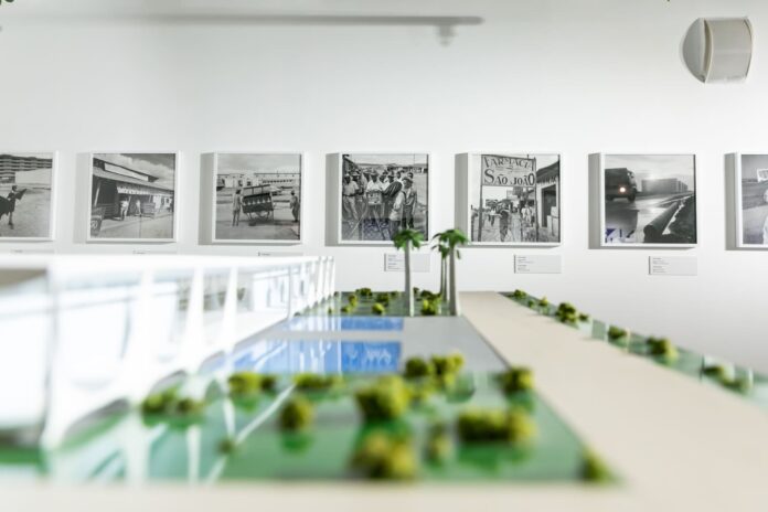 Exposição sobre a história e a arquitetura de Brasília será realizada em Paris neste mês.